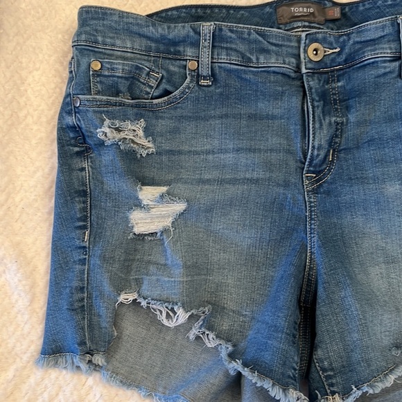 Torrid Womens High Rise Classic Denim Distressed Shorts Size 20 - Picture 2 of 9